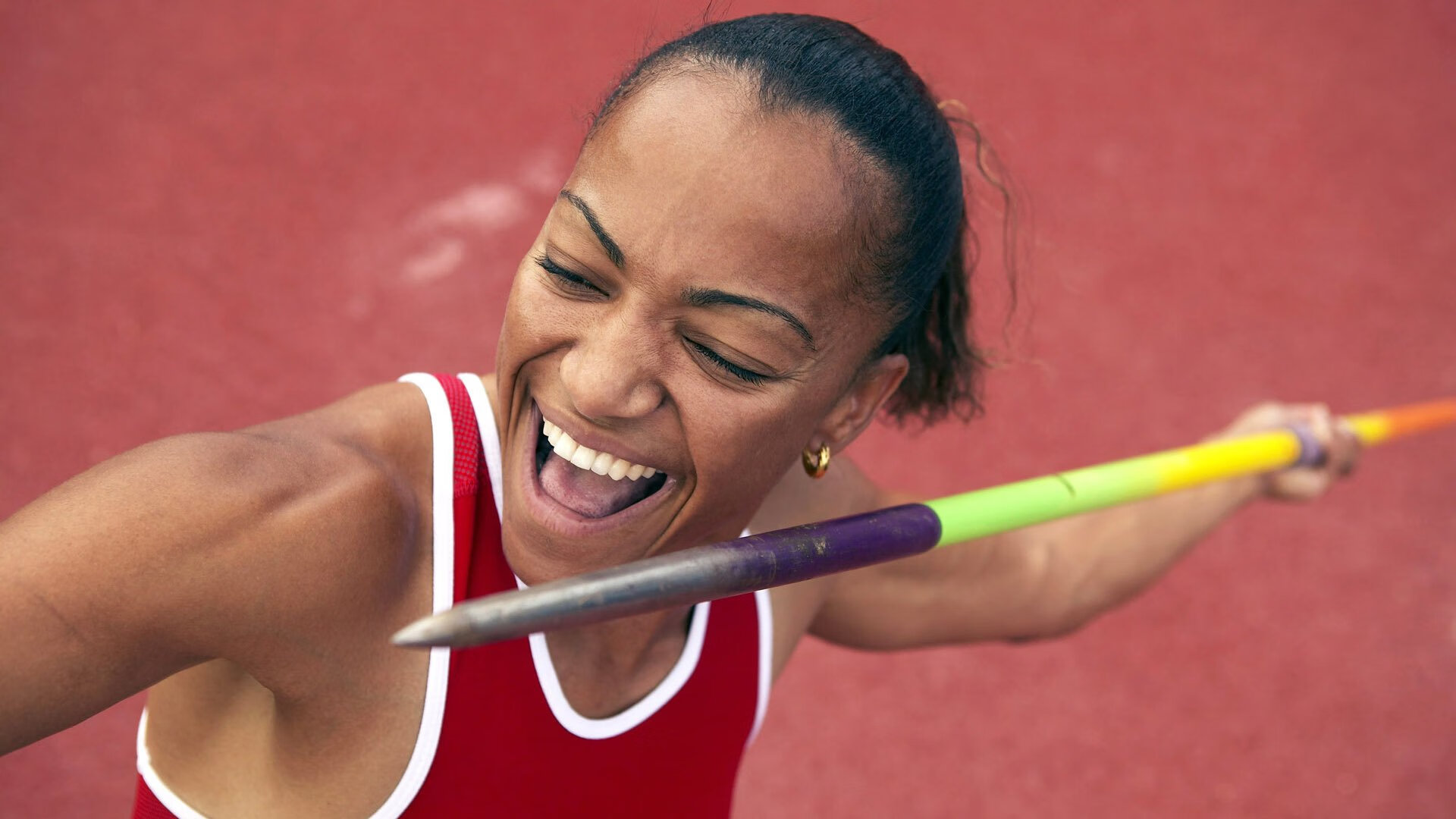 墨西哥骑手费德里科·费尔南德斯在巴黎奥运会上与“Contago”马匹共同夺得障碍赛银牌，展现默契配合。